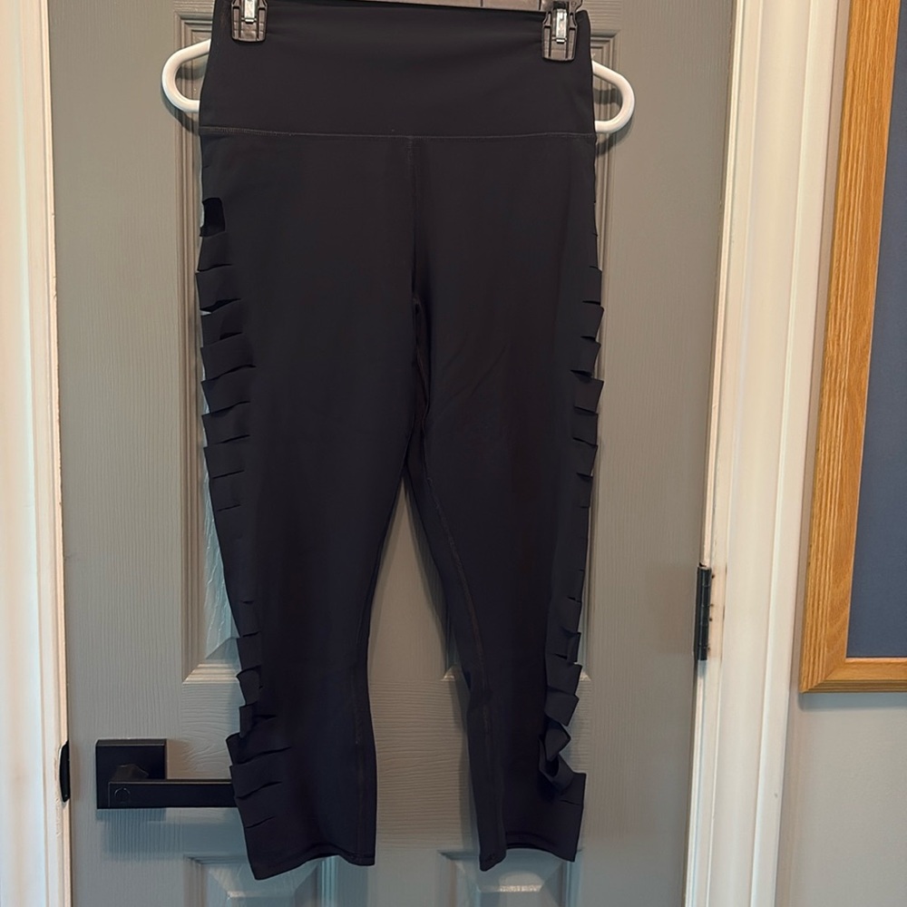 Alo Yoga High Waist Ripped Sides Leggings
Size medium